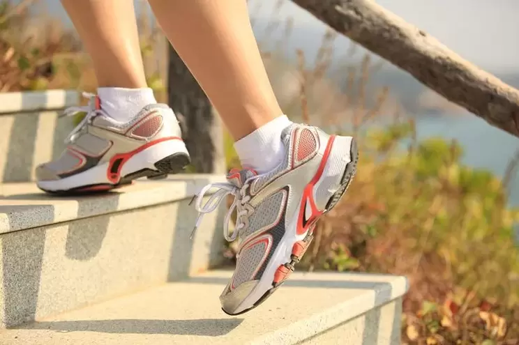 Camminare di sopra è un modo per rafforzare i muscoli delle gambe e perdere peso