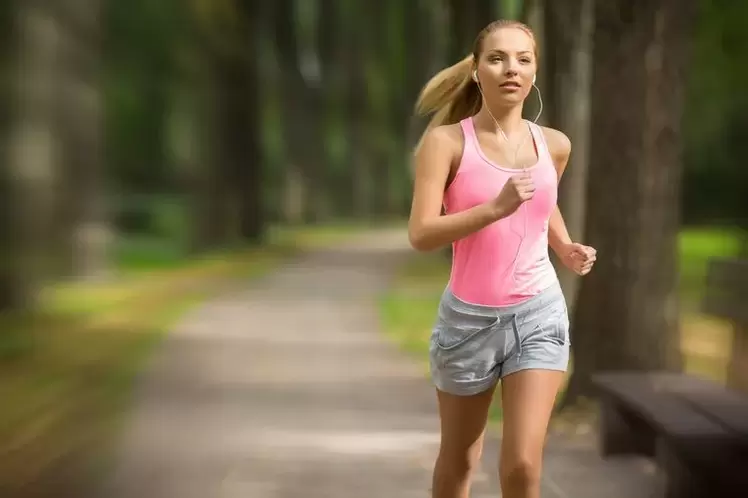La ragazza sta correndo per perdere peso