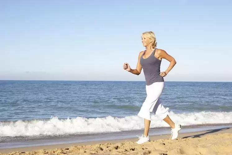 Una donna anziana che fa jogging per perdere peso e per una buona funzione cardiaca