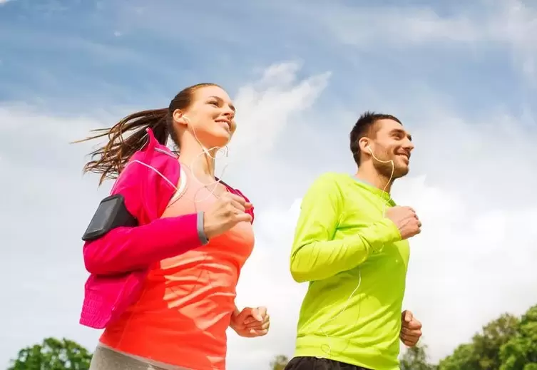 Uomini e donne fanno jogging per essere in forma