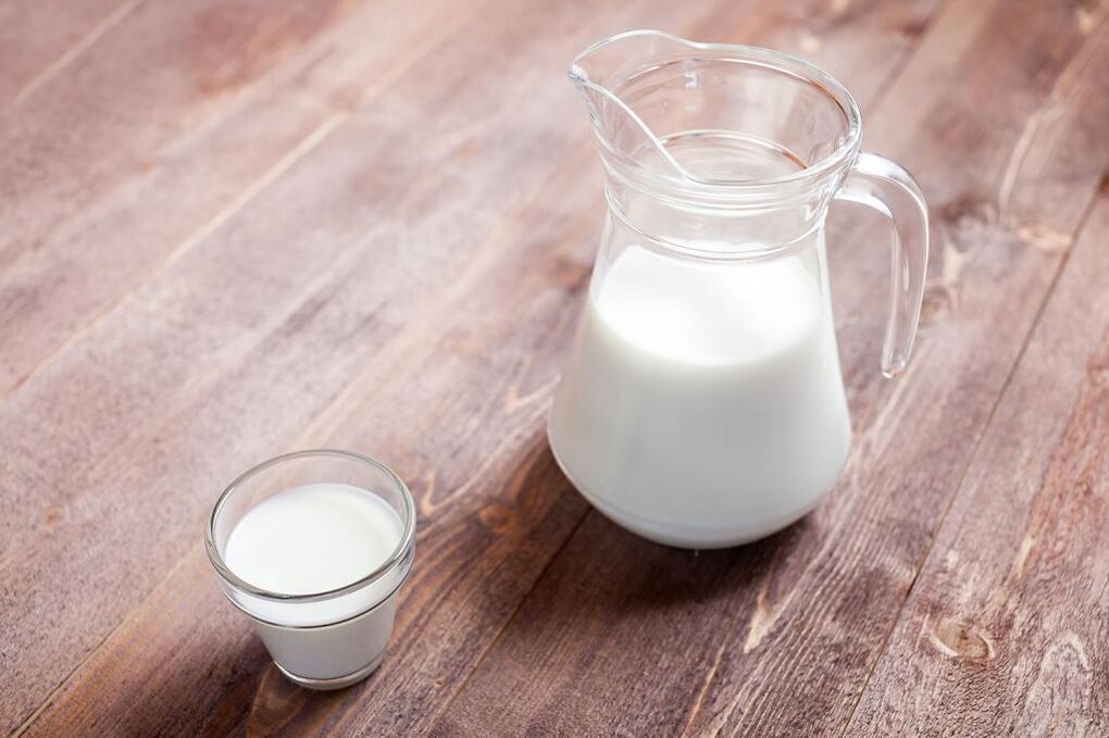 Il programma di dieta per le ulcere allo stomaco comprende latte magro