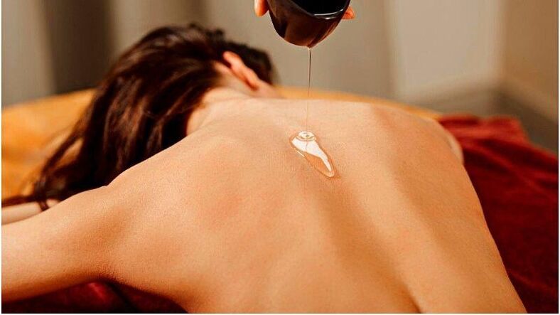 Un massaggio con olio di lino ti aiuterà a perdere peso e a rassodare la pelle del corpo. 