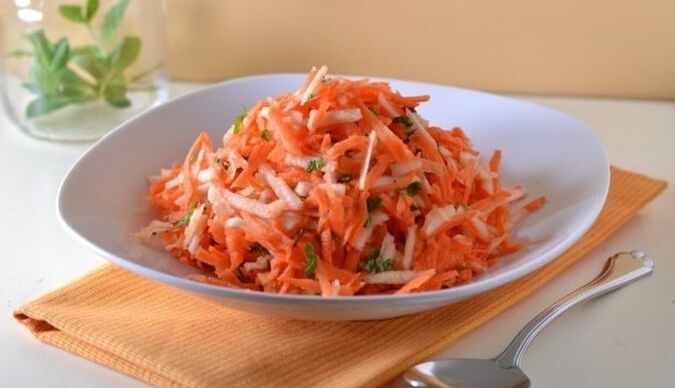 L'insalata dietetica di carote e mele fornisce vitamine al corpo di una persona che perde peso